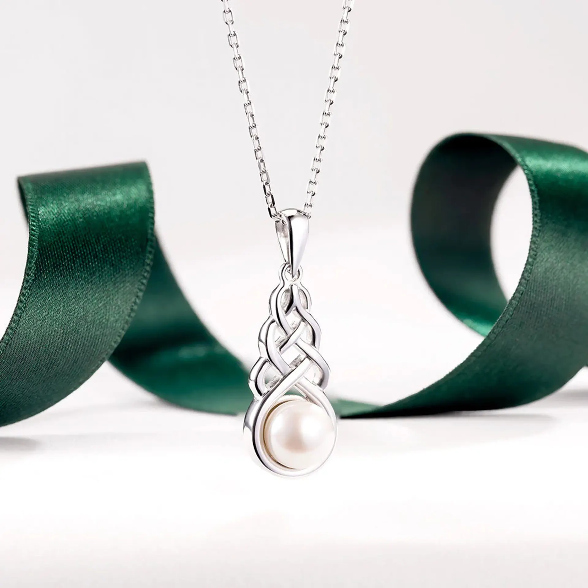 Anhänger mit keltischem Knoten und Perle - Sterlingsilber handgefertigt in Irland Anhänger mit keltischem Knoten und Perle - Sterlingsilber handgefertigt in Irland