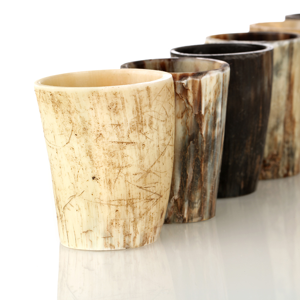 shot-becher-glas-horn-natur-003 Uriger Shotbecher / Schnapsbecher aus Rinderhorn - 0,05 l - Wikinger Becher natur / roh