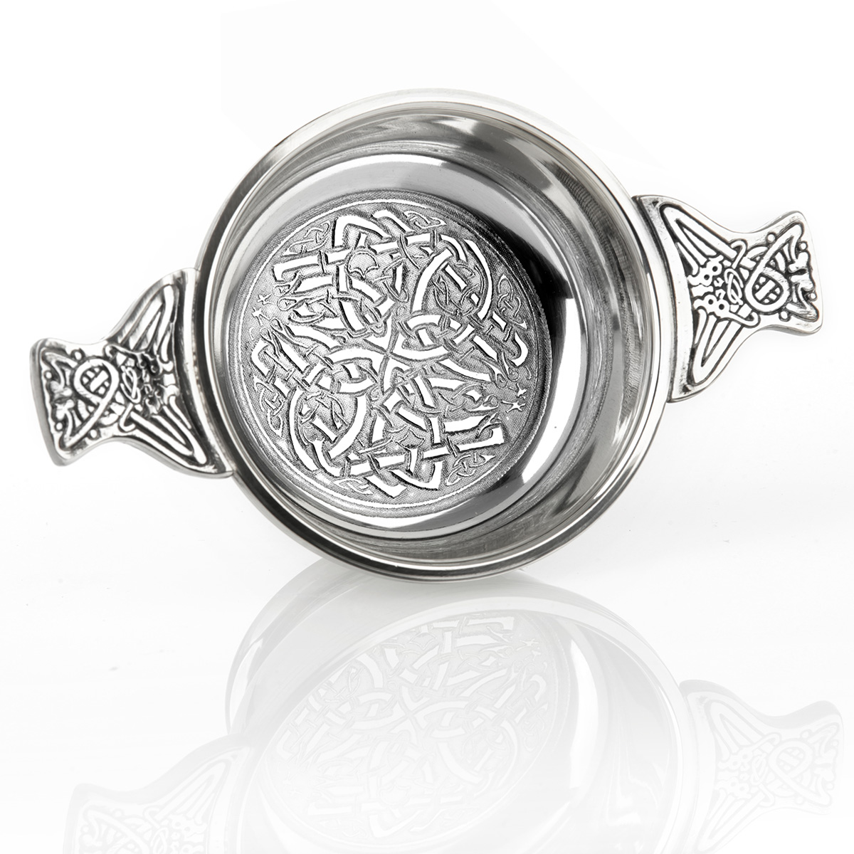 quaich-keltisch-schottland-015556f1418d13db Celtic Circle - Schottischer Highland Whisky Quaich mit keltischen Ornamenten