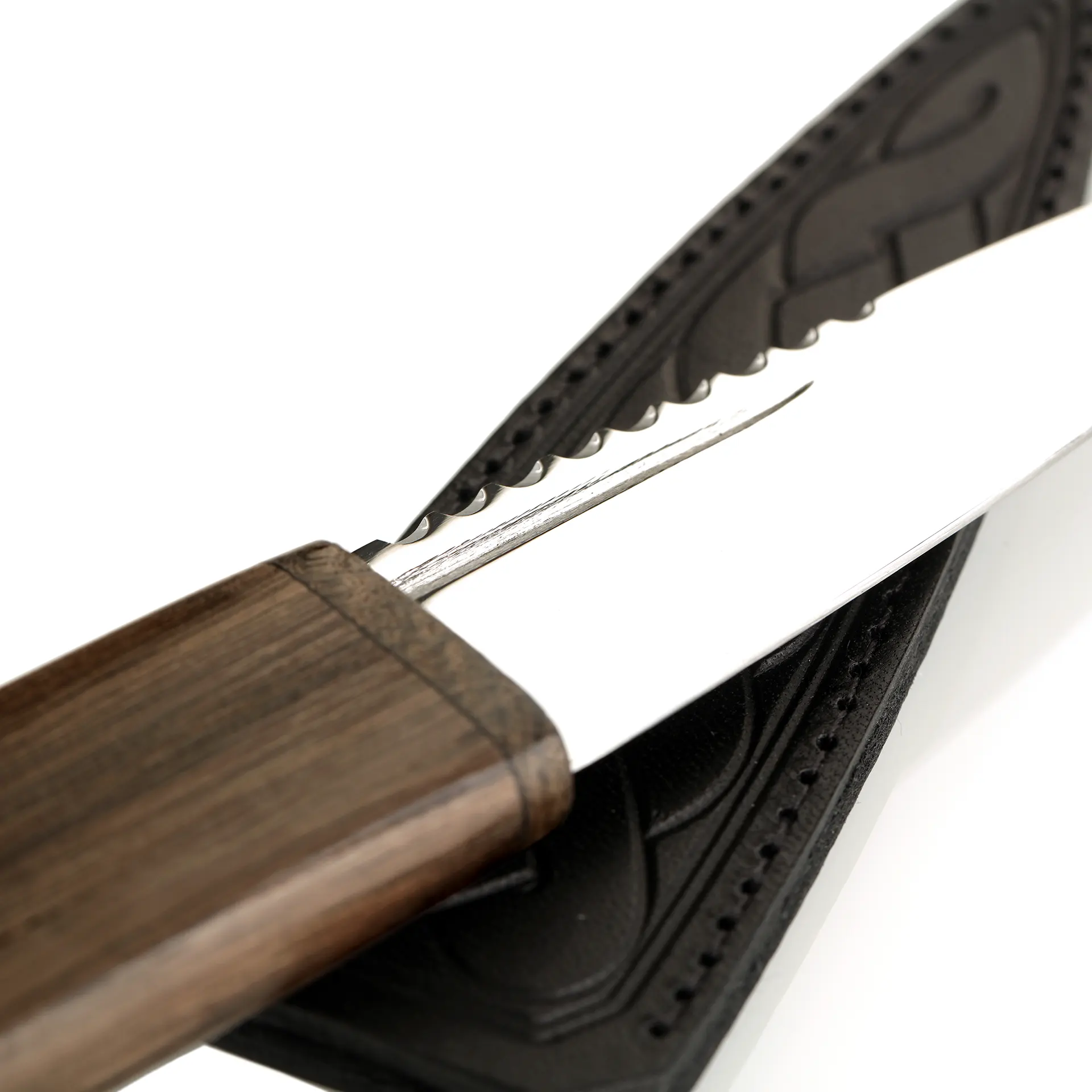 Sgian Dubh mit Griff aus echter Mooreiche und Lederscheide – Handgefertigt in Schottland