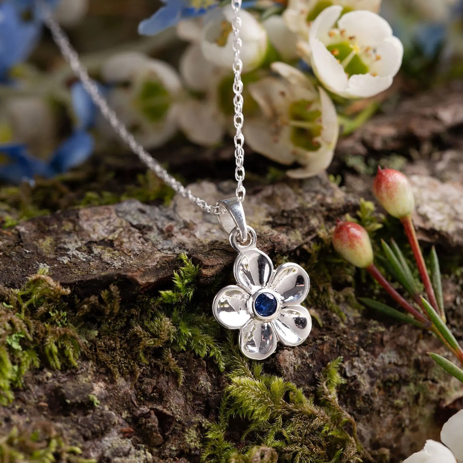 Schottischer Forget Me Not Anhänger aus Sterlingsilber mit Saphir