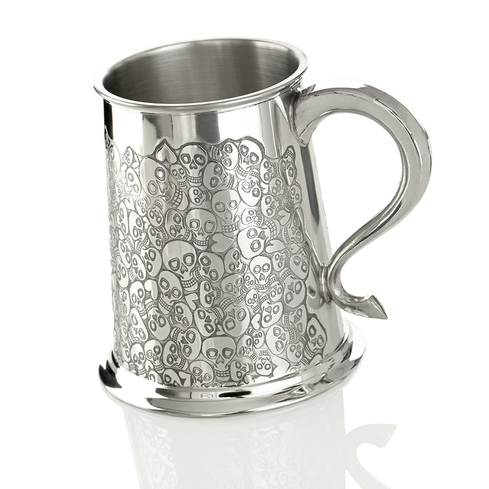 Skull & Heart Tankard - 1 Pint Totenkopf Bierkrug aus England - polierter Zinn