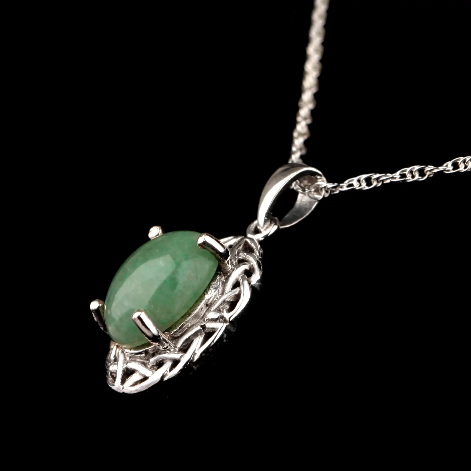 Ovaler keltischer Anhänger mit Jade aus Sterlingsilber – Handgefertigt in Schottland