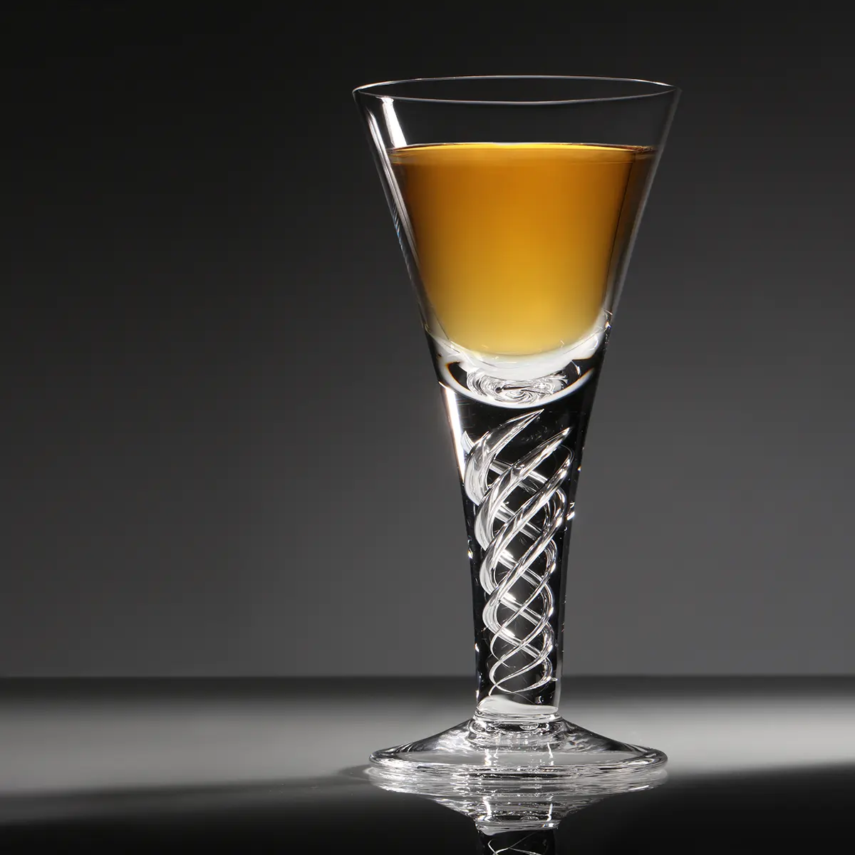 Jacobean Air Twist Dram – Handgefertigtes Jakobiten Whiskyglas aus Schottland