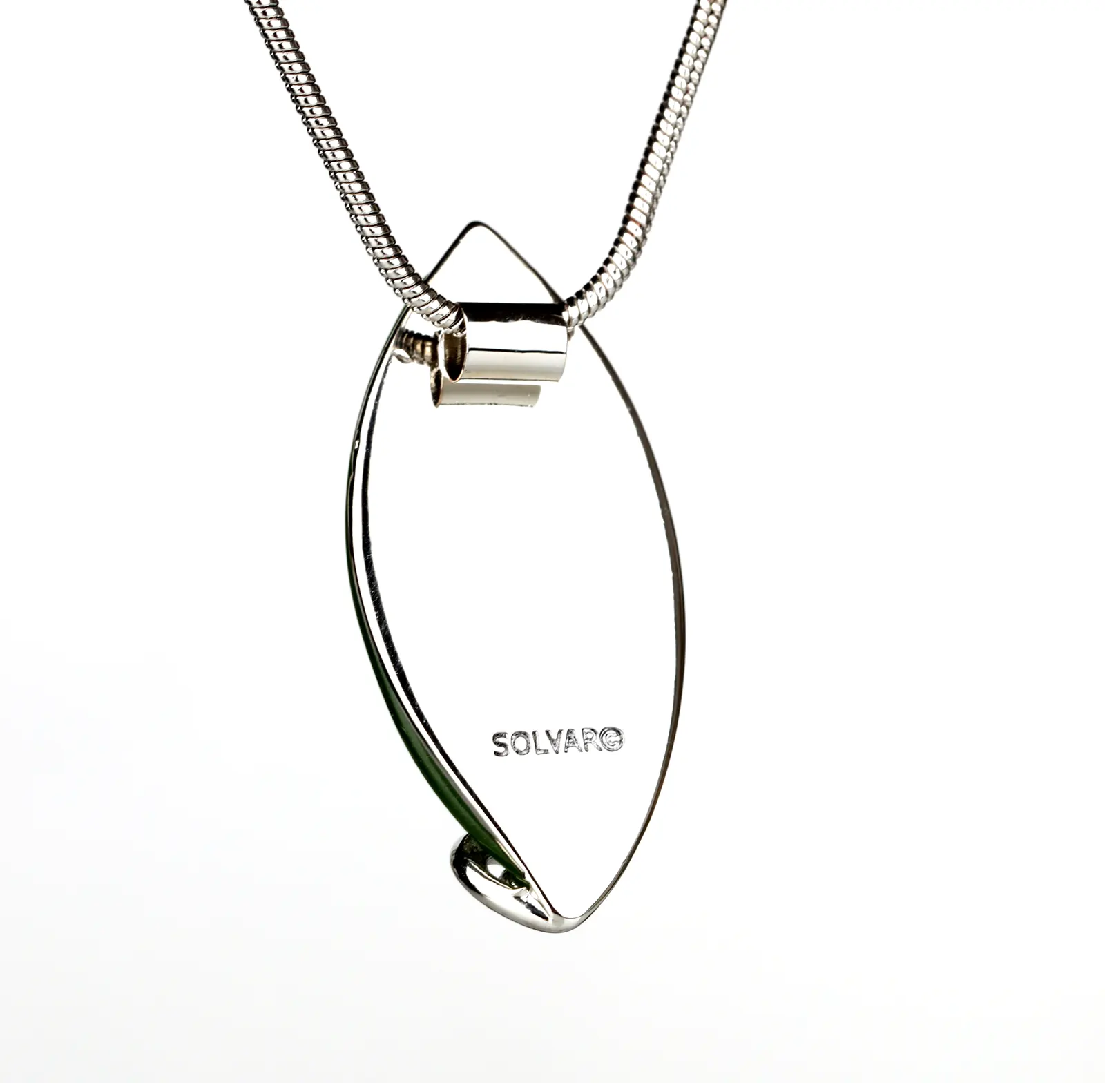 Irischer Anhänger aus Edelstahl mit grünem Cat-Eye