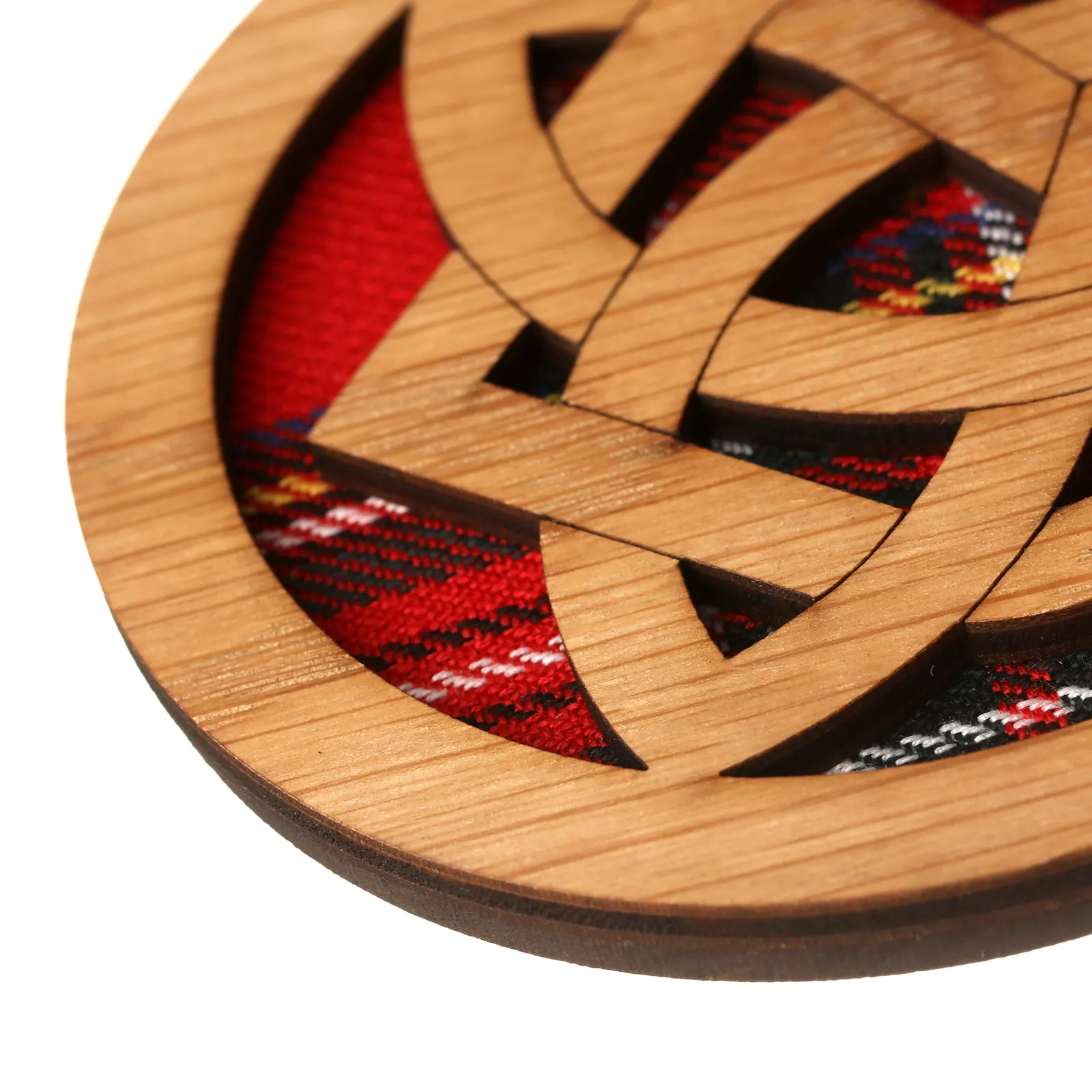 Celtic Oak - Runder Holz-Aufhänger mit keltischem Knoten und Tartan-Hintergrund Celtic Oak - Runder Holz-Aufhänger mit keltischem Knoten und Tartan-Hintergrund