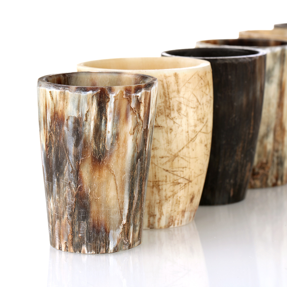 shot-becher-glas-horn-natur-002 Uriger Shotbecher / Schnapsbecher aus Rinderhorn - 0,05 l - Wikinger Becher natur / roh