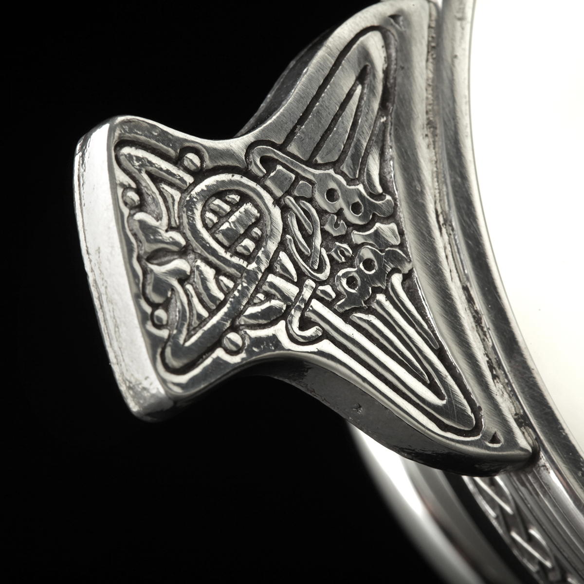 Handgefertigter Highland Whisky Quaich aus Zinn mit keltischen Ornamenten