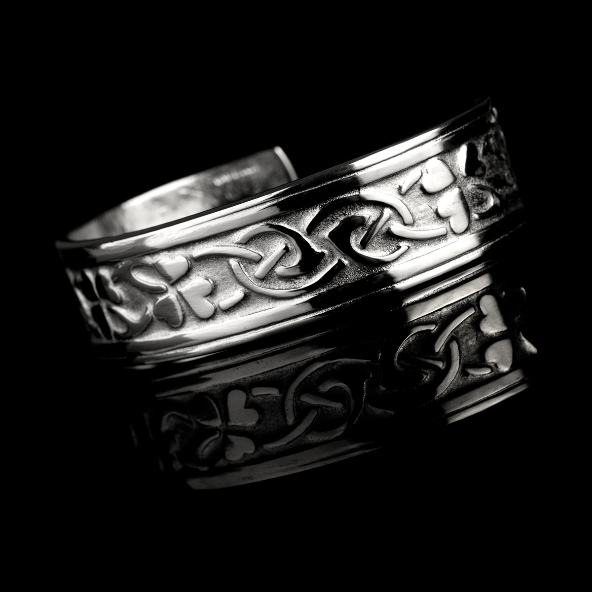 armreif-keltisch-kleeblatt-shamrock-002OcO4DHrlSFp6K Celtic Shamrock - Armreif mit keltischem Muster & Kleeblättern - polierter Zinn