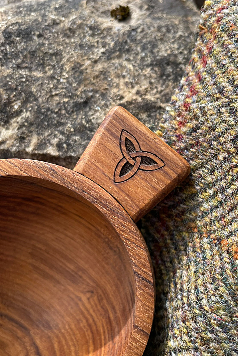 Schottischer Highland Whisky Quaich - Teakholz mit keltischer Schnitzerei