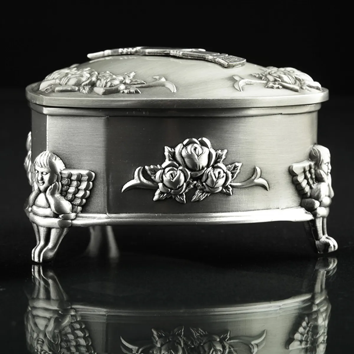 Claddagh-Schmuckschtulle-Irland-keltisch-Silber-Zinn-011 Irische Claddagh Schmuckschatulle in Herzform - verziert mit Engeln & Rosen