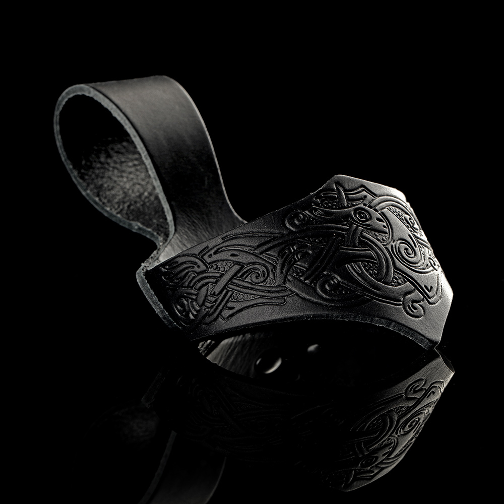 trinkhorn-guertelhalter-leder-keltisch-007 Robuster Gürtelhalter aus schwarzem Rinderleder mit keltischer Prägung für Trinkhörner  0,5 - 0,7 Liter