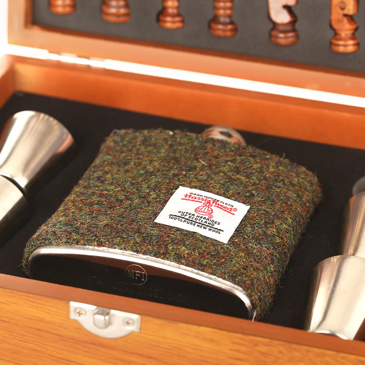 Harris Tweed Flachmann & Schachspiel Geschenkset in Holzbox