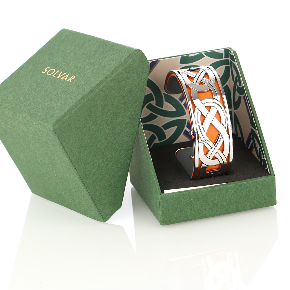 Celtic Knot Armreif mit keltischen Mustern & Ledereinsatz - Handgefertigt in Irland