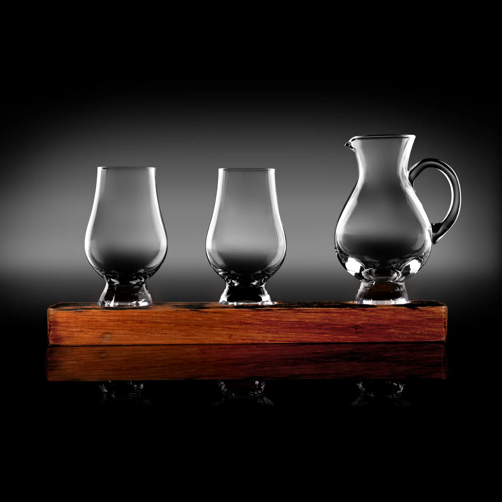 Whisky Fass Flight Tray aus Eiche - Untersetzer mit 2 Glencairn Gläsern & Wasserkrug Whisky Fass Flight Tray aus Eiche - Untersetzer mit 2 Glencairn Gläsern & Wasserkrug