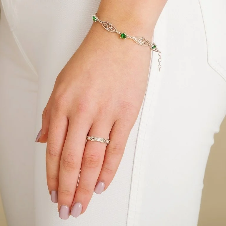 Silver-Celtic-Stone-Set-Trinity-Bracelet Trinity Crystal - Keltisches Armband aus Silber mit grünen Kristallen