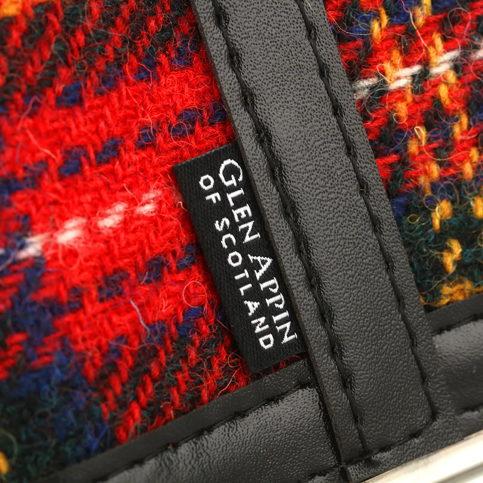 Harris Tweed Flachmann aus Schottland in Royal Stewart Tartan