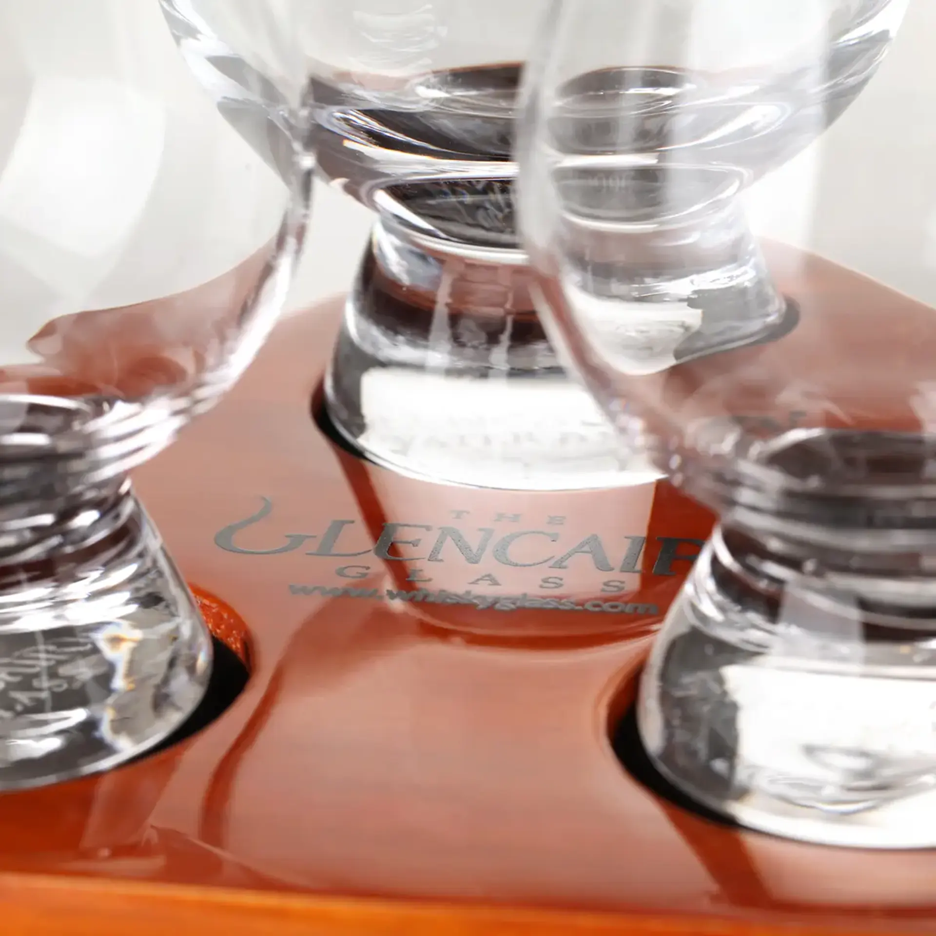 Glencairn Tasting Tray - Tablett aus Eichenholz für drei Glencairn Gläser.