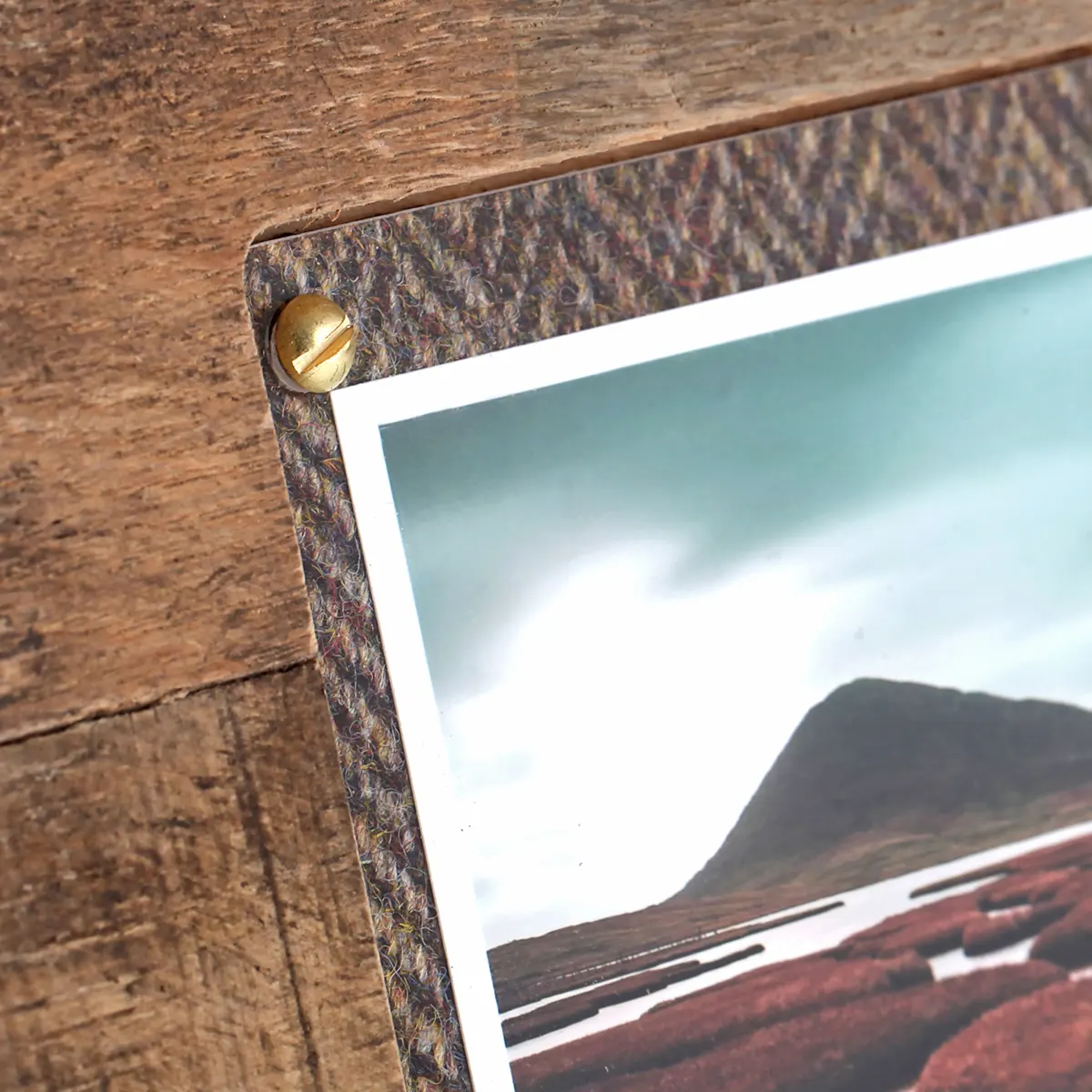 Whiskyfass-Fotorahmen 10x15 cm - Handgefertigt aus recyceltem Fassholz (Eiche) & Harris Tweed
