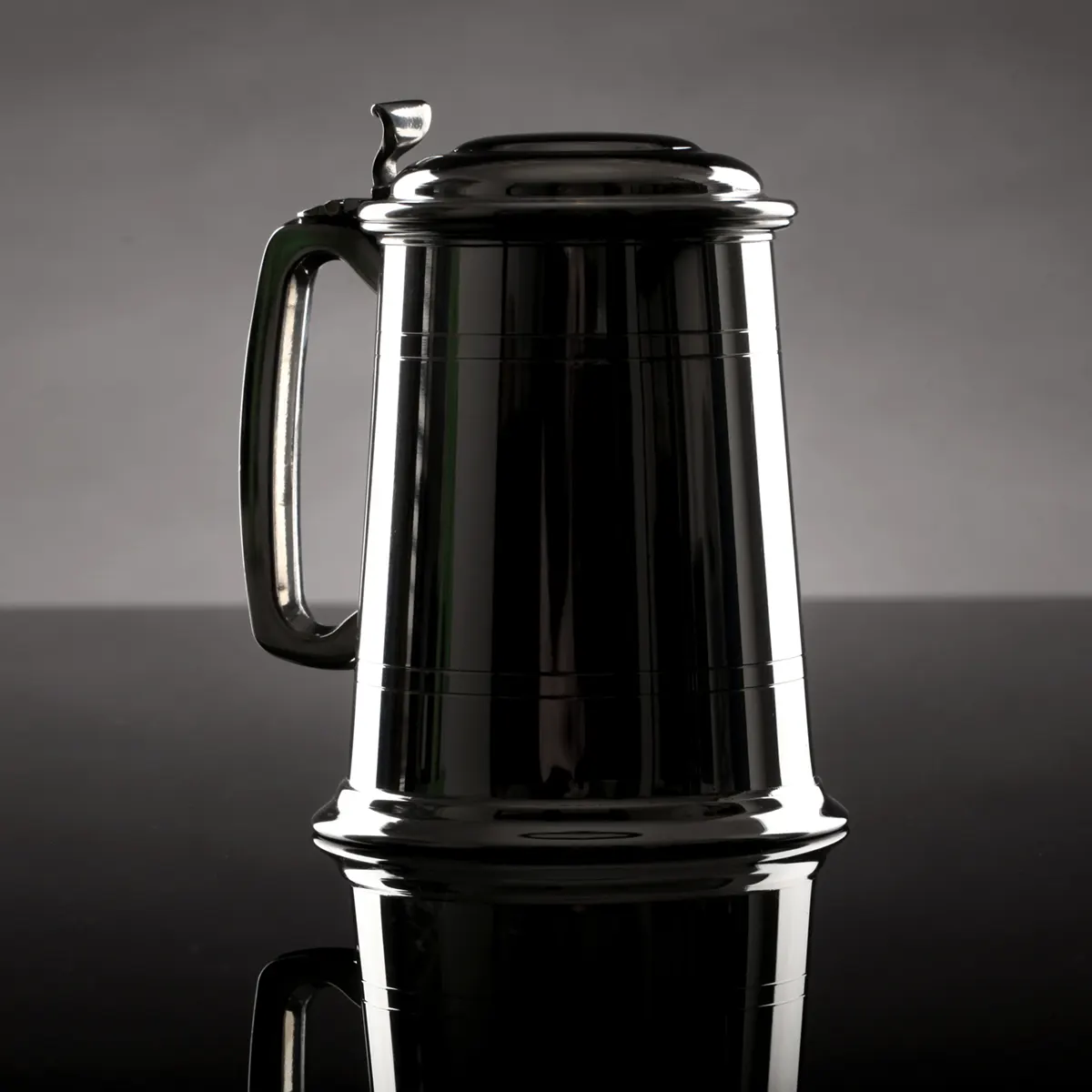 Englischer 1 Pint Zinnkrug mit Deckel – Handgefertigter Bierkrug aus poliertem Zinn Englischer 1 Pint Zinnkrug mit Deckel – Handgefertigter Bierkrug aus poliertem Zinn