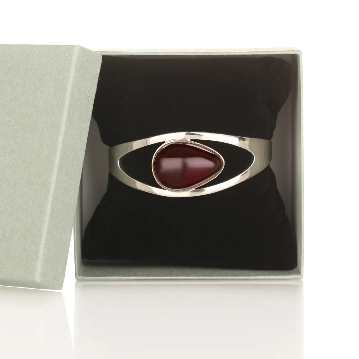 Deep Red Amber Bangle - Irischer Armreif aus rotem Bernstein & Sterling Silber