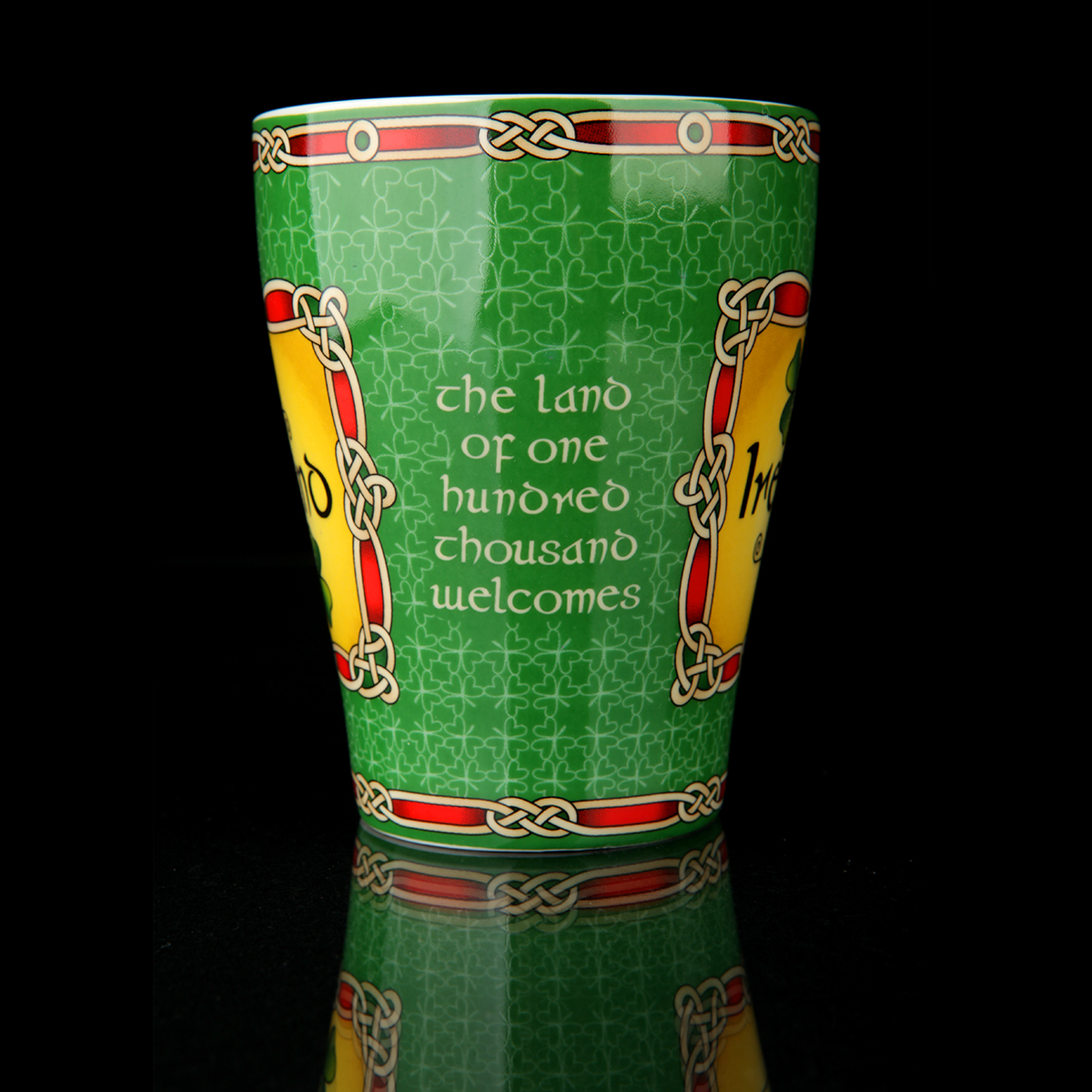 Cead Mile Failte Shamrock Mug - Irischer Kaffeebecher mit Kleeblättern & keltischen Mustern