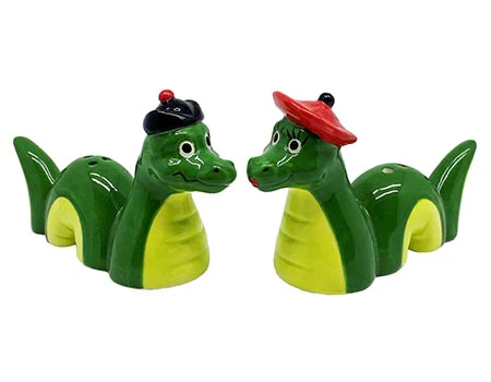Mr & Mrs Nessie - Handbemalte Loch Ness Monster als Keramik Salz- und Pfefferstreuer Set