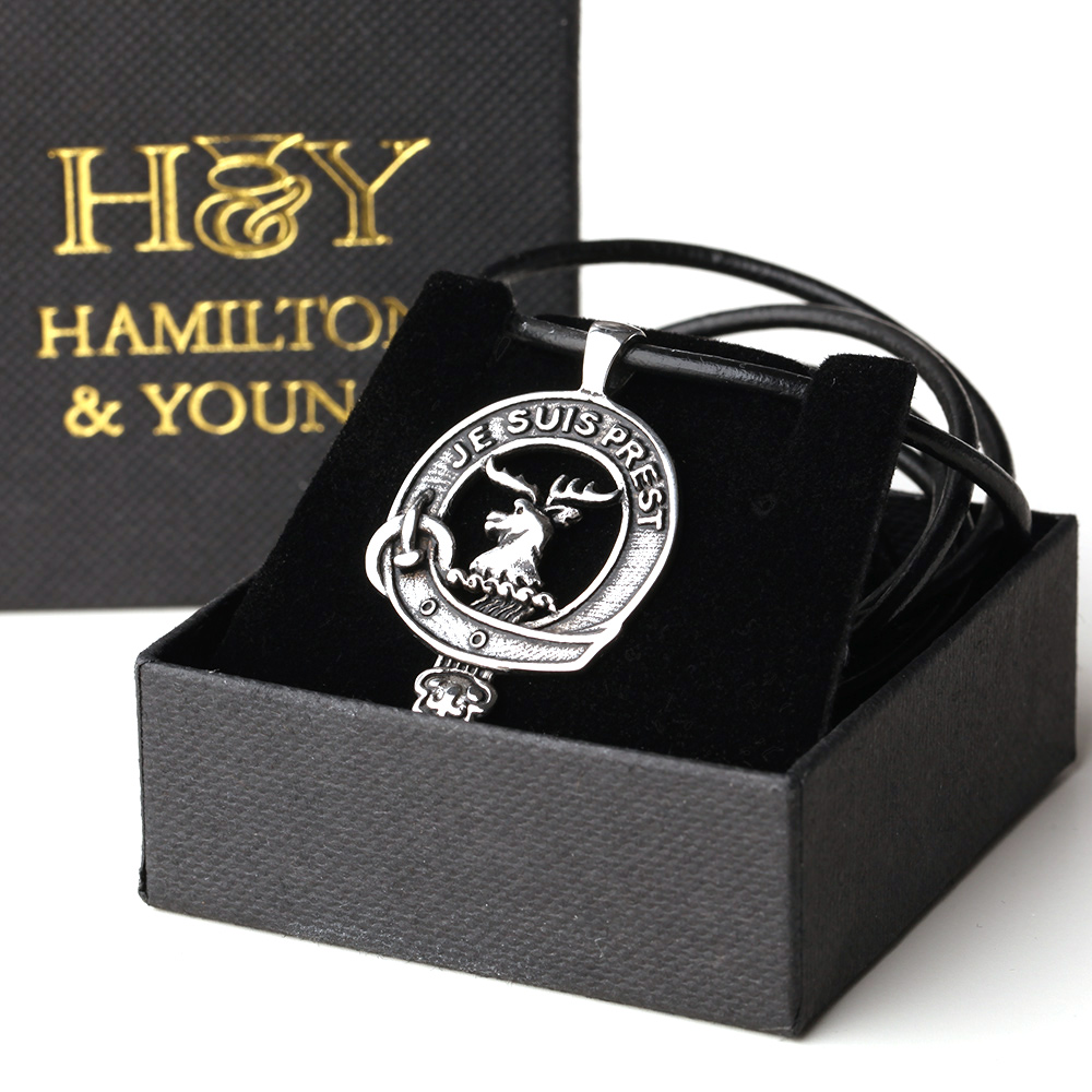 outlander-kette-clan-fraser-00459397e4943a11 Outlander Clan Fraser Anhänger – Clanmotto „Je Suis Prest“ - Handgefertigt in Schottland