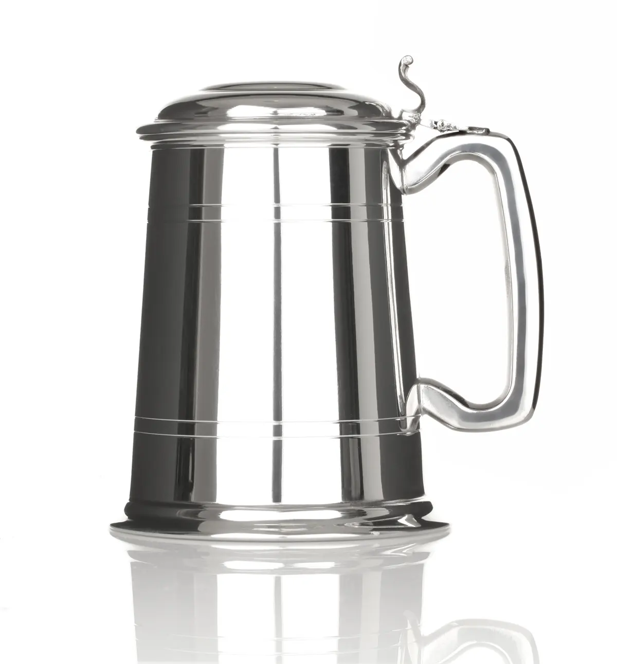 Englischer 1 Pint Zinnkrug mit Deckel – Handgefertigter Bierkrug aus poliertem Zinn Englischer 1 Pint Zinnkrug mit Deckel – Handgefertigter Bierkrug aus poliertem Zinn