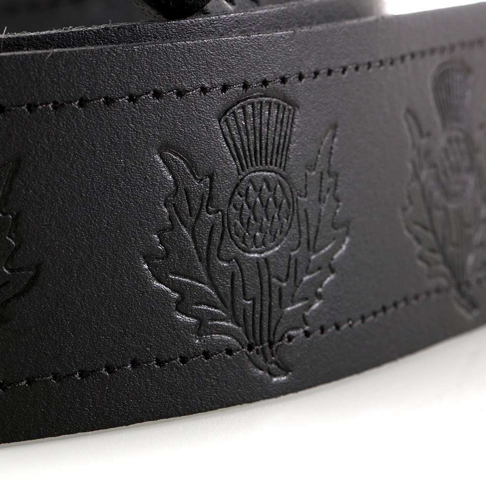 kilt-belt-guertel-schwarz-leder-distel-002 Kiltgürtel mit Klettverschluss – Schwarzes Rindleder, 5,5 cm breit, handgefertigt in Edinburgh