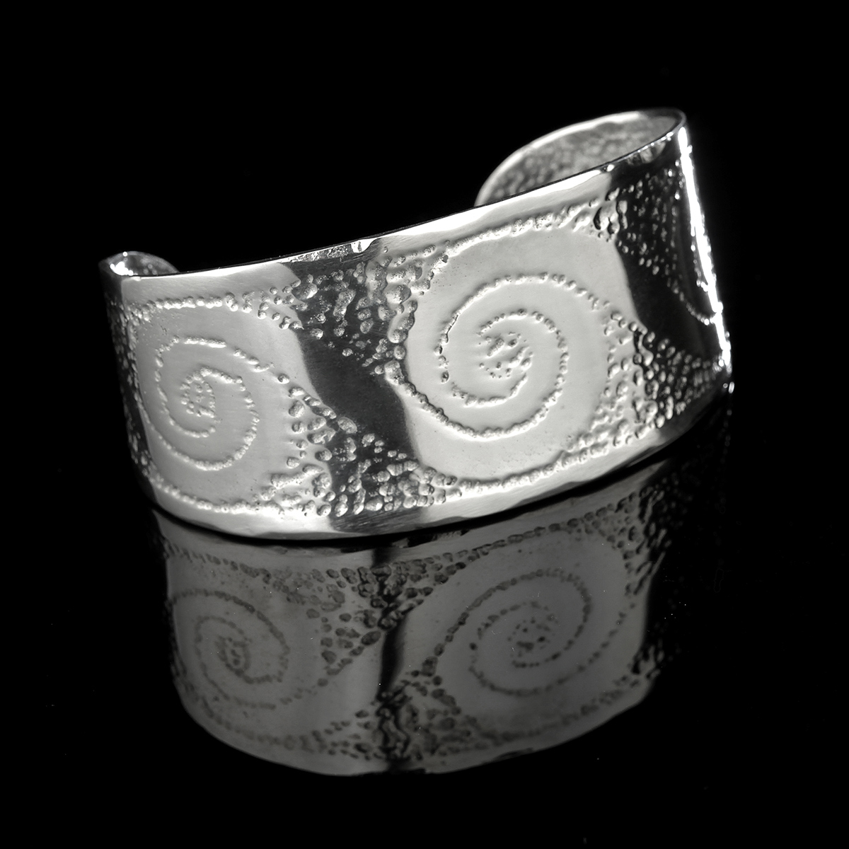 Celtic Spirals  - polierter Armreif aus Zinn mit keltischem Spiralmuster