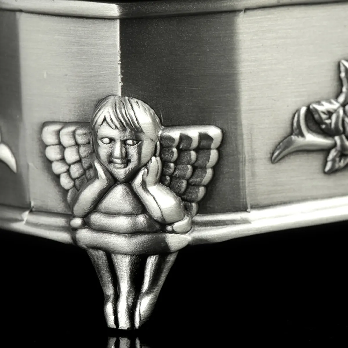 Claddagh-Schmuckschtulle-Irland-keltisch-Silber-Zinn-016 Irische Claddagh Schmuckschatulle in Herzform - verziert mit Engeln & Rosen