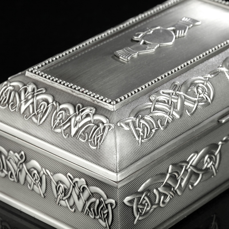 Claddagh-Schmuckschtulle-Irland-keltisch-Silber-Zinn-008 Große Claddagh Ring Schmuckschatulle aus Irland - keltische Motive handgefertigt