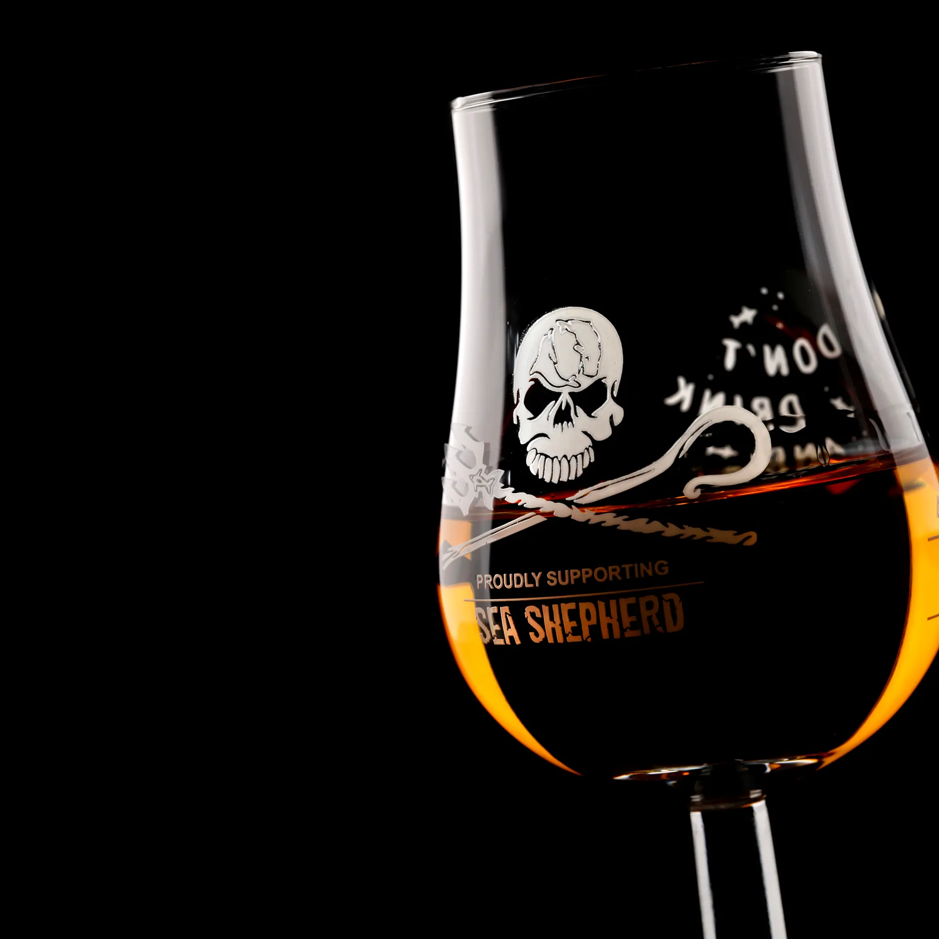 Kultiges Sea Shepherd Whiskyglas mit Gravur „Jolly Roger“ & „Don't Drink and Dive" Kultiges Sea Shepherd Whiskyglas mit Gravur „Jolly Roger“ & „Don't Drink and Dive"