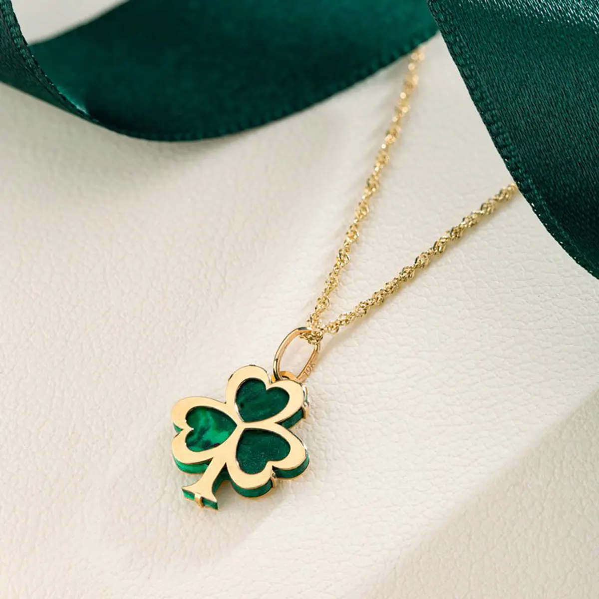 Irish Shamrock - Irische Kleeblatt Kette und Anhänger aus 10K Gold und Malachit Irish Shamrock - Irische Kleeblatt Kette und Anhänger aus 10K Gold und Malachit