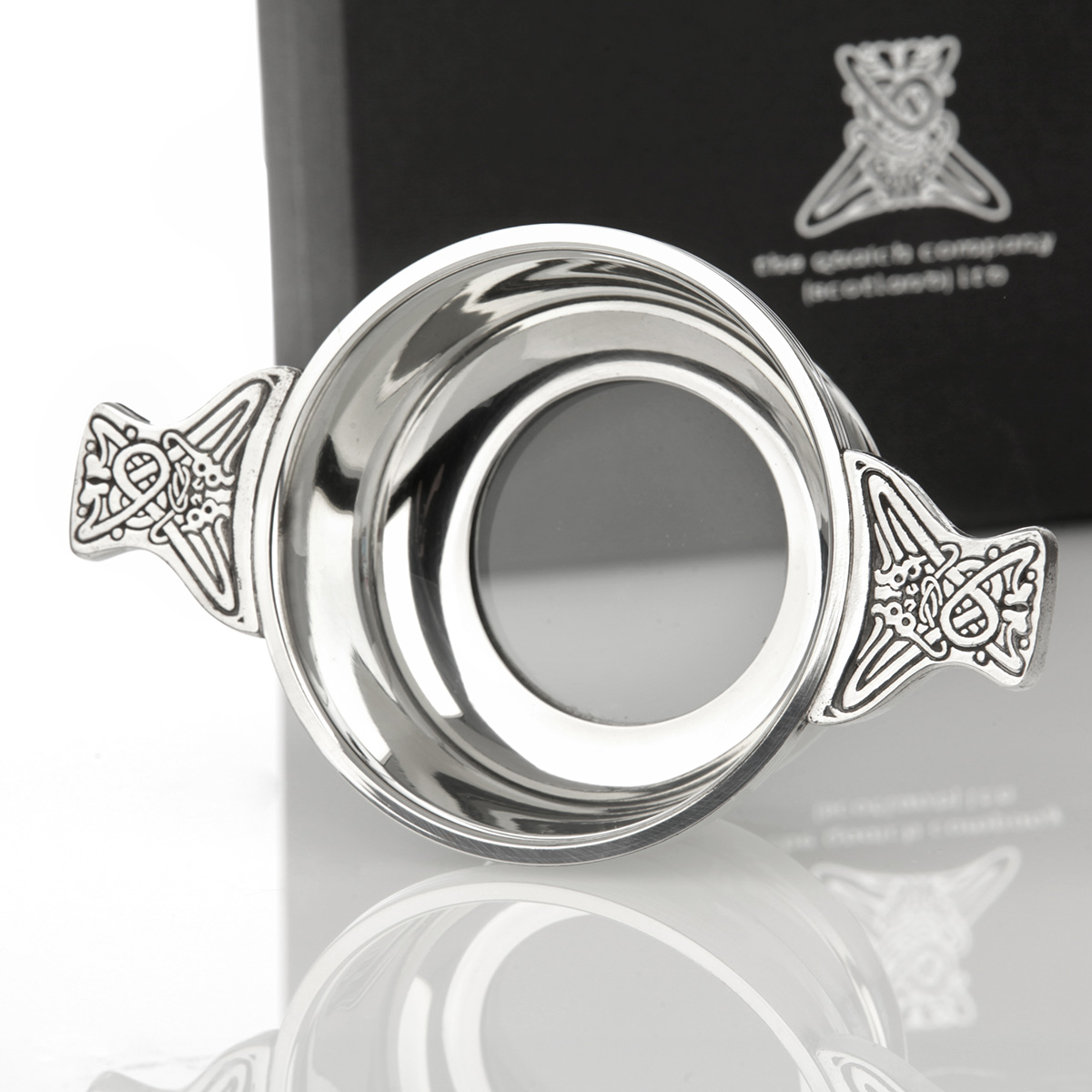 quaich-keltisch-schottland-003 Schottischer Glasboden Highland Whisky Quaich mit keltisch gravierten Griffen