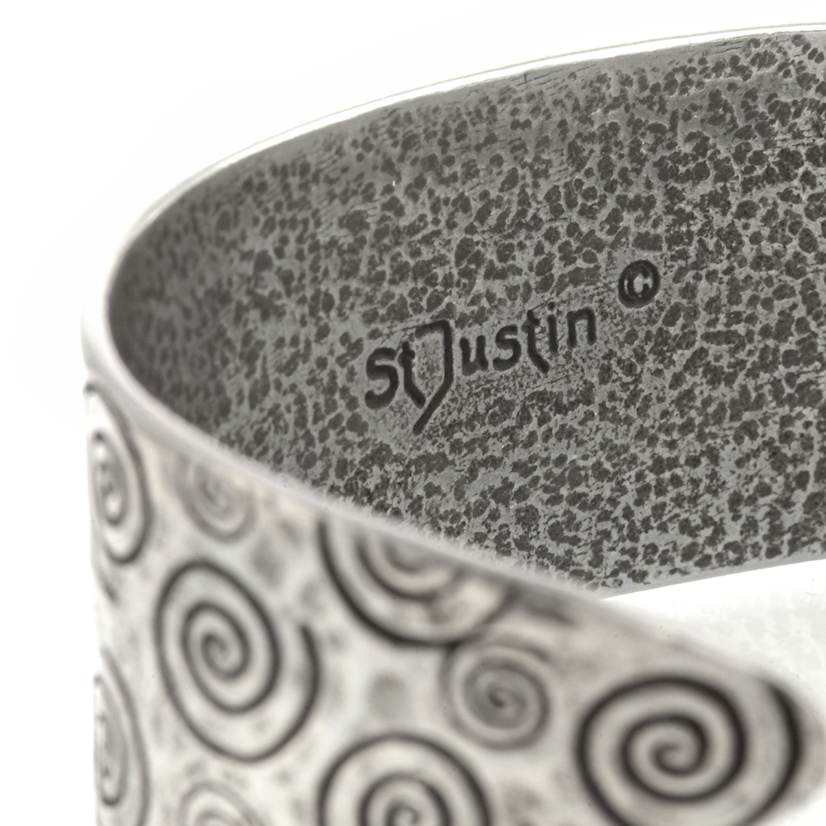Armreif-keltisch-spirale-zinn-silber-006 Swirls & Twirls - gehämmerter Armreif aus Zinn mit keltischem Spiralmuster