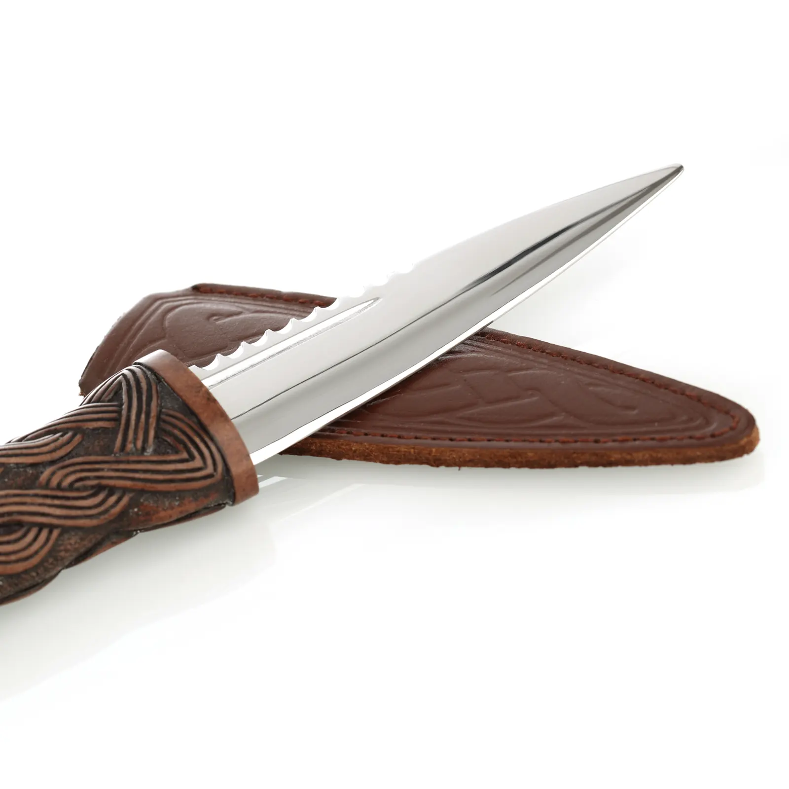 Daywear Sgian Dubh mit keltischem Muster und brauner Lederscheide – handgefertigt in Schottland