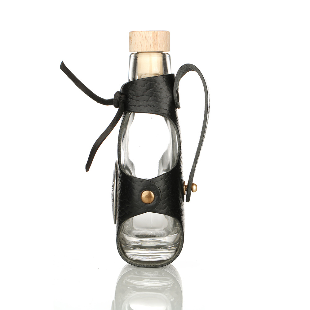 Glas Feldflasche mit Lederköcher & messingfarbenem keltischen Metallbeschlag