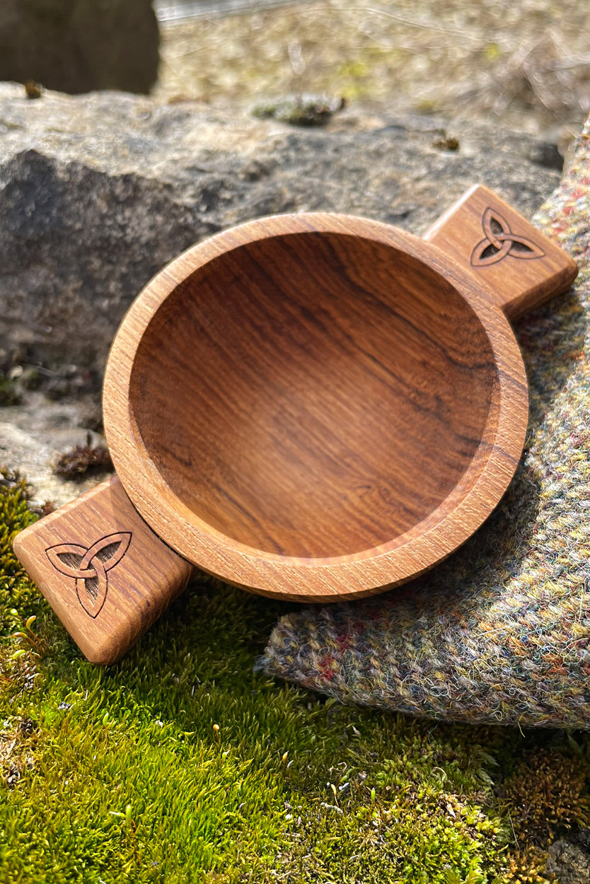 Schottischer Highland Whisky Quaich - Teakholz mit keltischer Schnitzerei