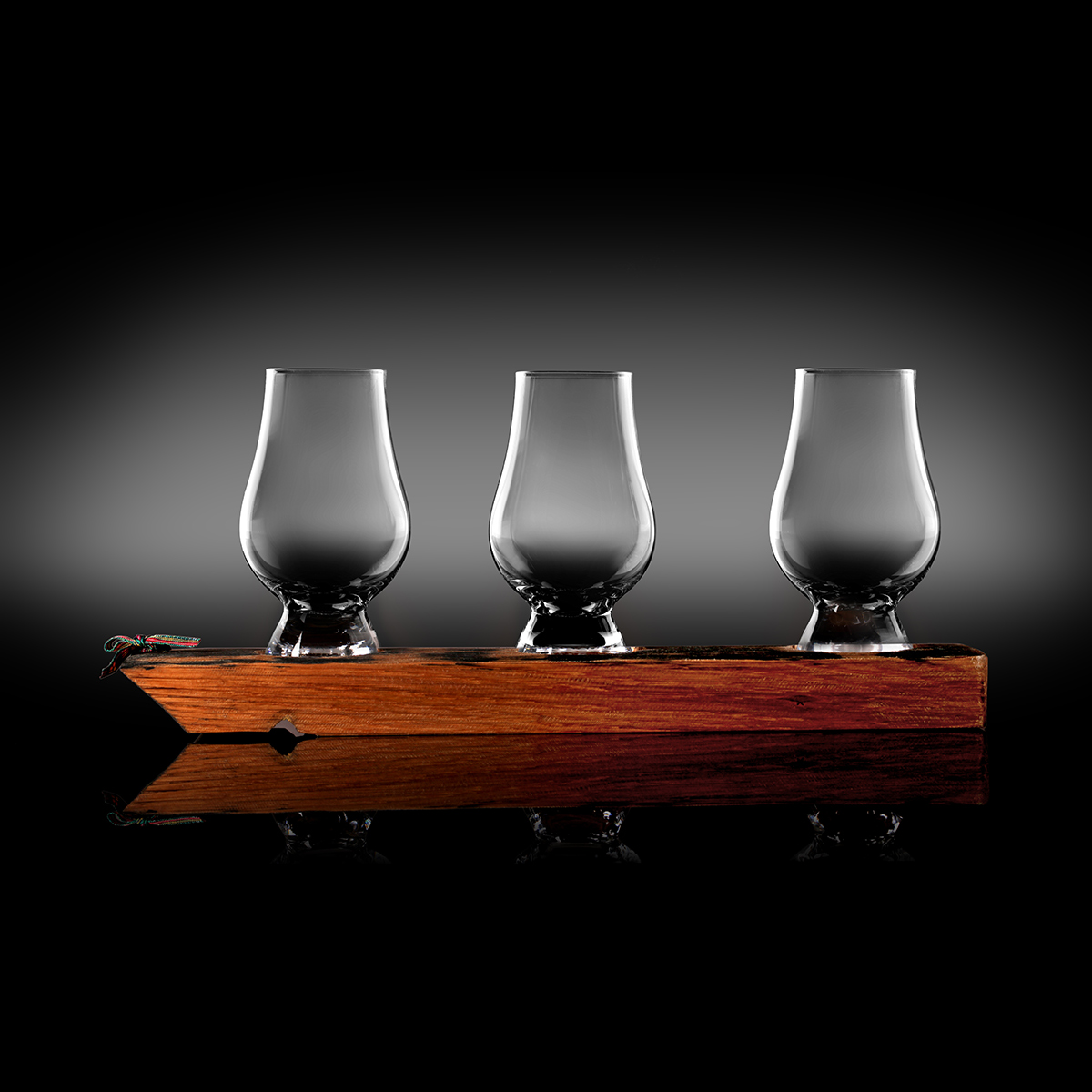 Whisky Fass Flight Tray aus Eiche - mit 3 Gencairn Tasting Gläsern