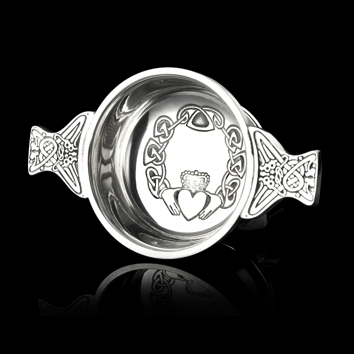 Claddagh Ring - schottischer Highland Whisky Quaich - Zinn mit keltischem Muster