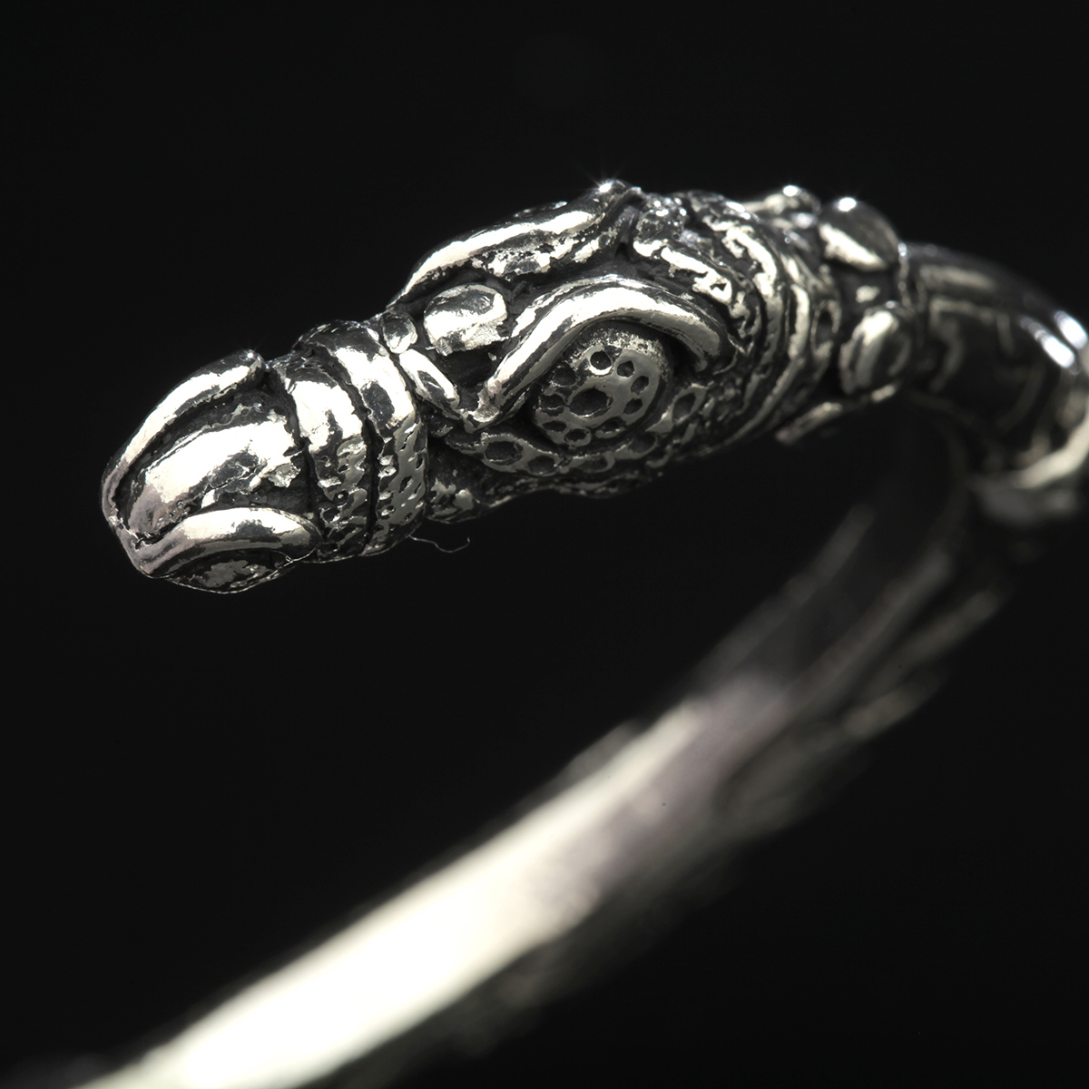 Serpent Head Torc - Wikinger Armreif mit keltischen Knoten & Schlangenköpfen