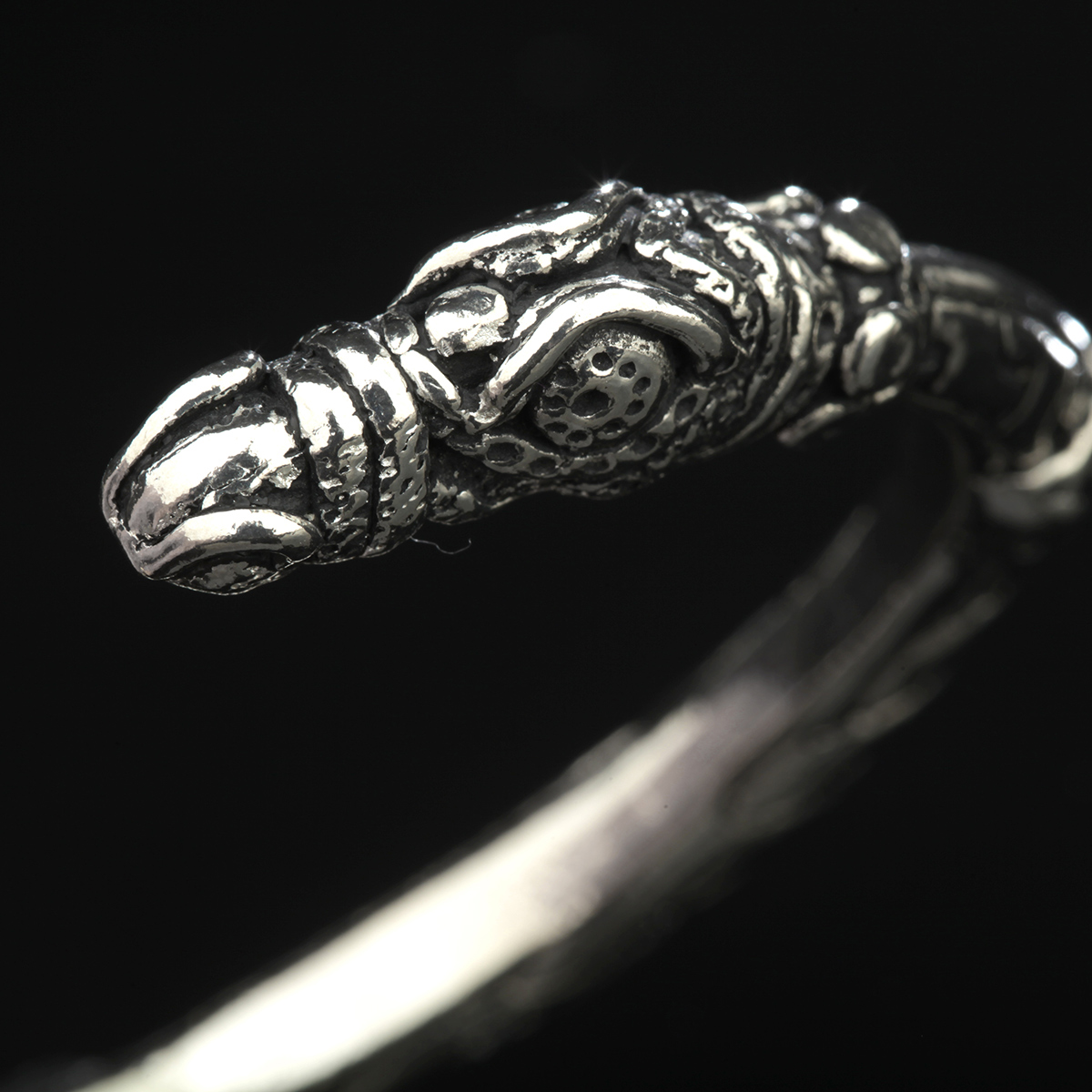Armreif-Torc-keltisch-wikinger-celtic-silber-011 Serpent Head Torc - Wikinger Armreif mit keltischen Knoten & Schlangenköpfen
