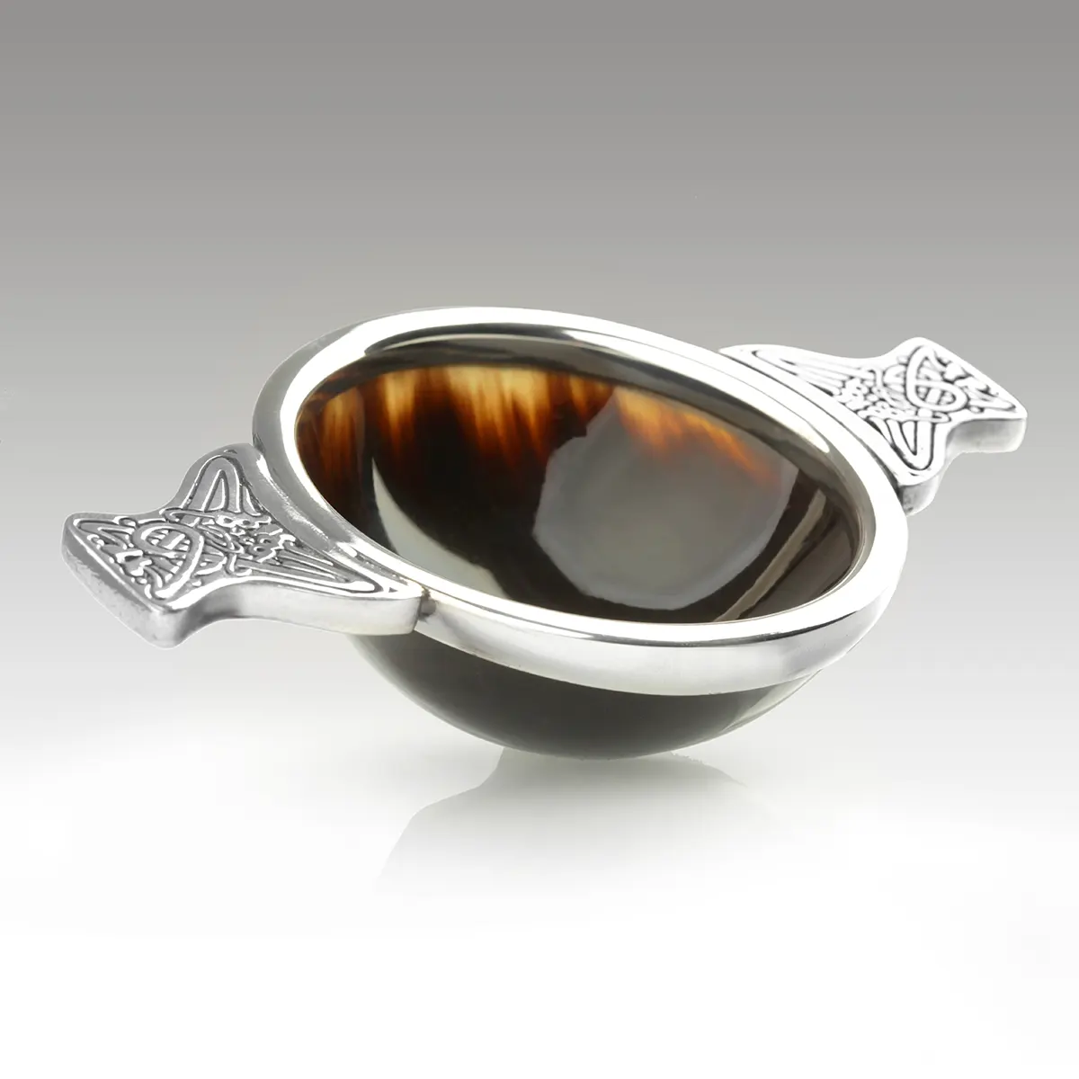 Whisky Quaich aus Horn und Zinn – Schottlands Tasse der Freundschaft