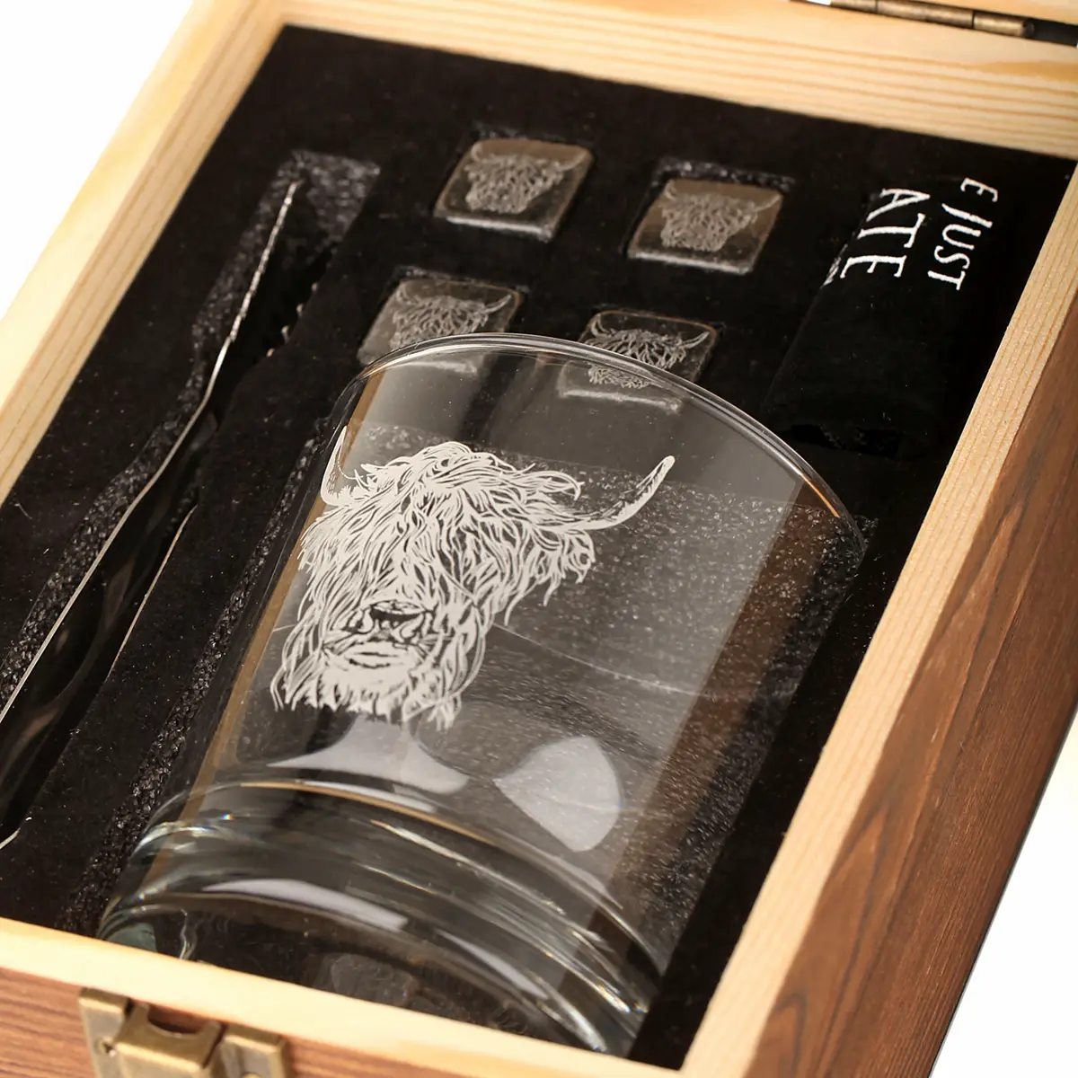 Highland Cow Whisky Set - Whiskyglas mit Whisky-Steinen & Schiefer Untersetzer in Holzbox