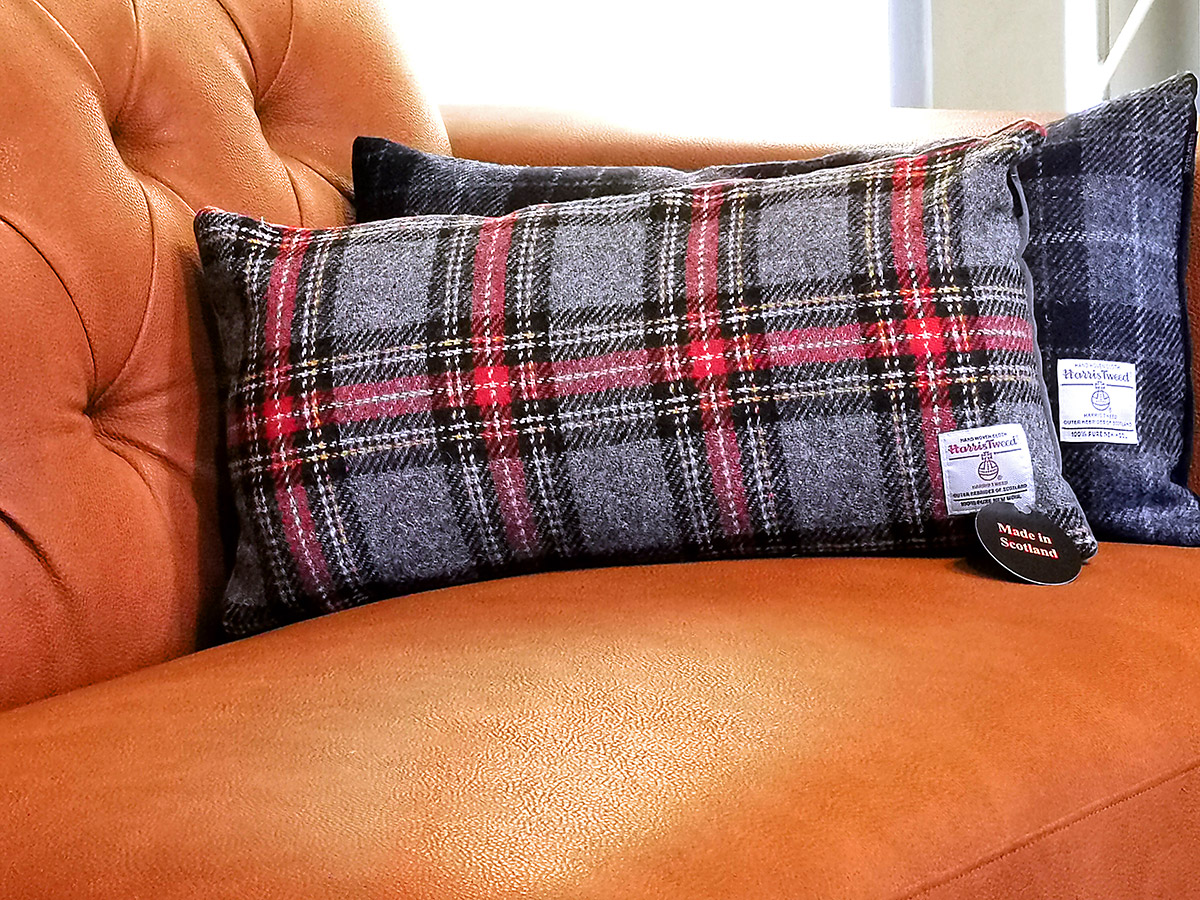 kissen-cushion-45x25-harris-tweed-schottland-karo-grey-red-tartan-005 Harris Tweed Kissen aus Schottland - Grey & Red Tartan - 25 x 45 cm