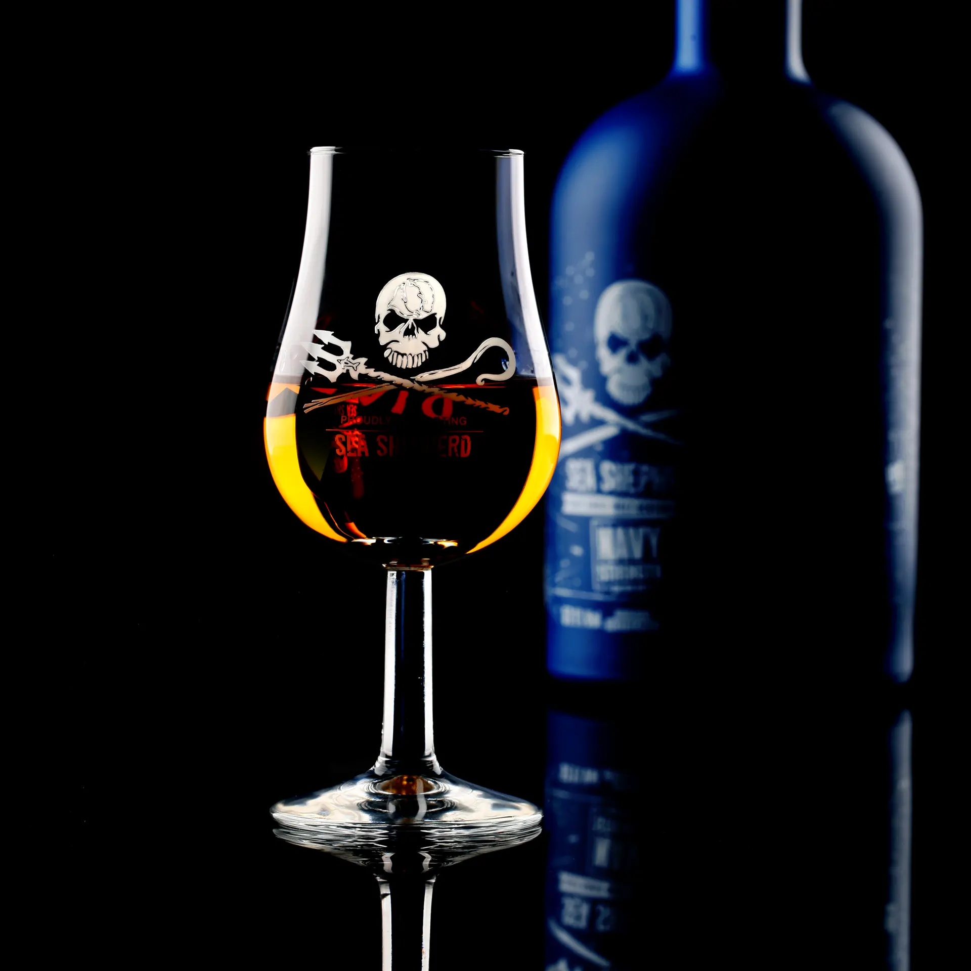 Kultiges Sea Shepherd Whiskyglas mit Gravur „Jolly Roger“ & „Don't Drink and Dive" Kultiges Sea Shepherd Whiskyglas mit Gravur „Jolly Roger“ & „Don't Drink and Dive"