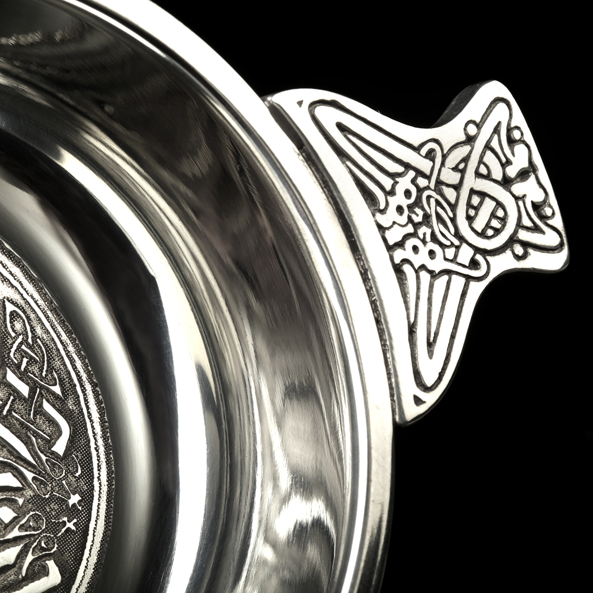 Celtic Circle - Schottischer Highland Whisky Quaich mit keltischen Ornamenten