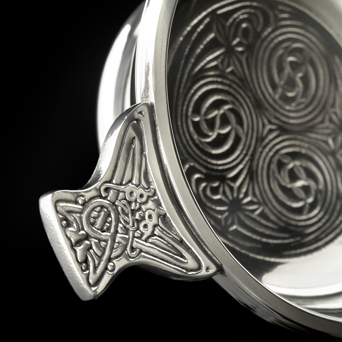 Schottischer Highland Whisky Quaich - Zinn mit keltischen Spiralen & Ornamenten